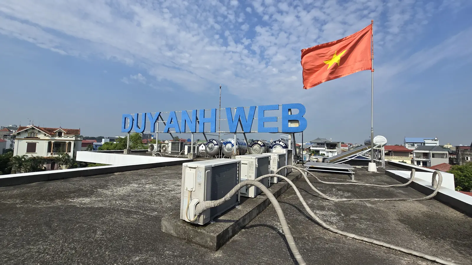 Biển hiệu Duy Anh Web trên nóc văn phòng tại xã Tây Phương, Hà Nội