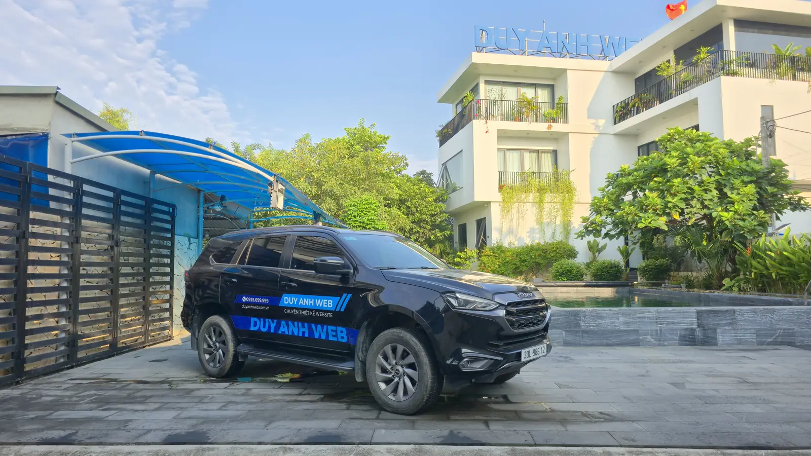 Xe của Duy Anh Web đỗ trước văn phòng tại xã Tây Phương, Hà Nội